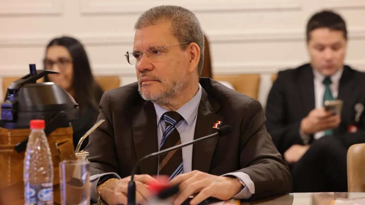 El senador Antonio Barrios con traje oscuro y lentes durante una sesión en el Congreso Nacional.