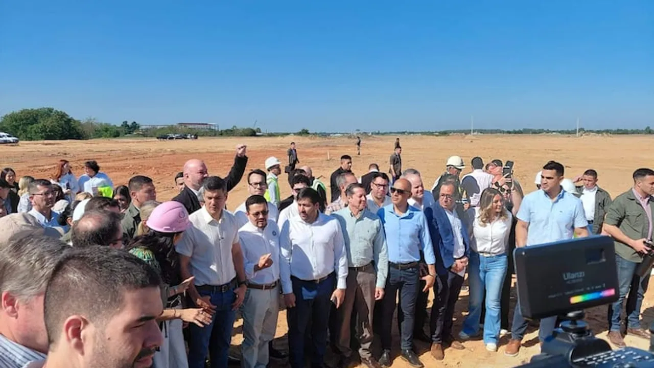 Autoridades nacionales y trabajadores se reúnen sobre un terreno baldío durante el acto inaugural de una obra.