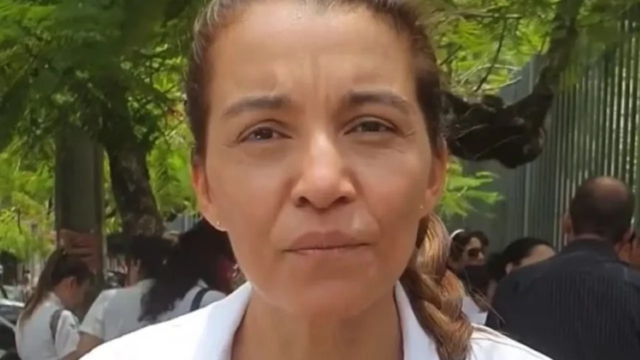 Rossana González, dirigente médica de Sinamed, habla en un plano cercano al aire libre con blusa blanca.