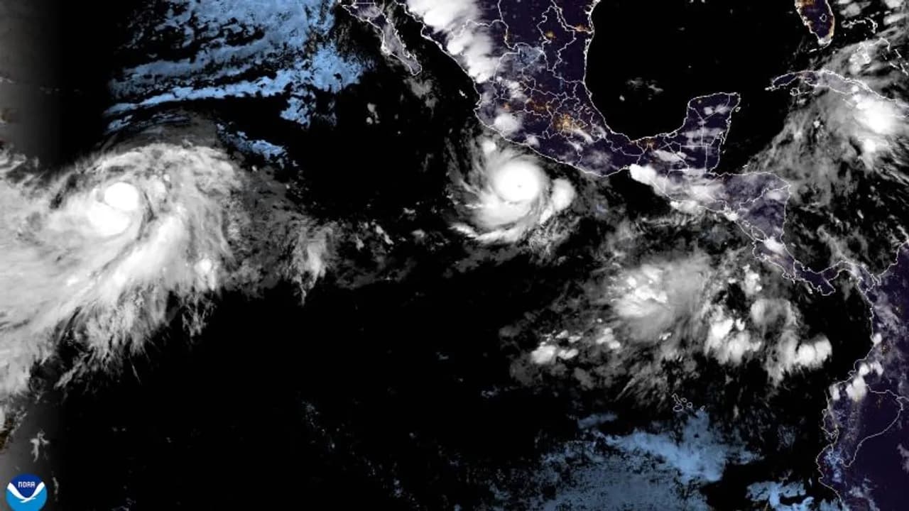 Vista satelital del océano Pacífico y el territorio mexicano mostrando dos grandes masas circulares de nubes de tormenta.