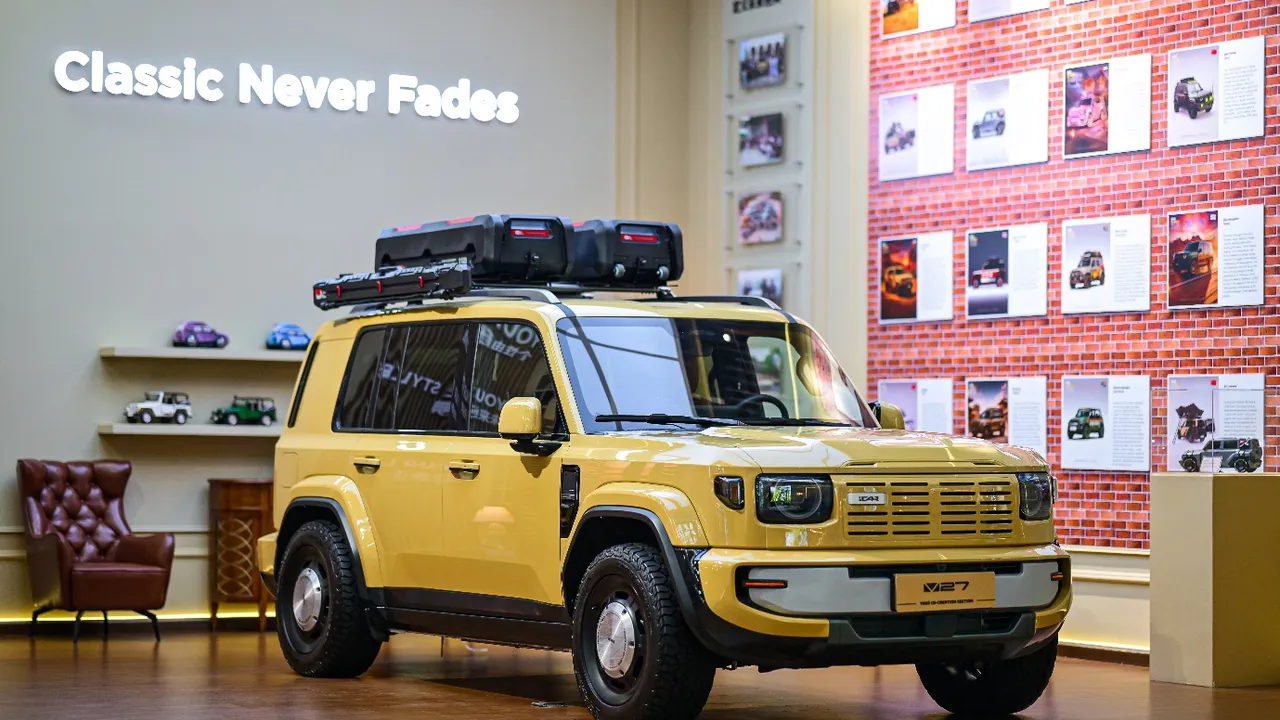 Camioneta todoterreno de color amarillo con portaequipaje en el techo exhibida en un salón automotriz.