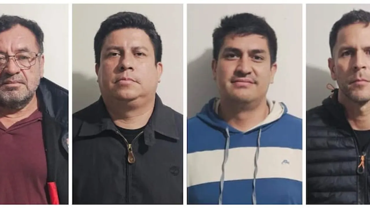 Cuatro fotografías frontales de hombres detenidos en un procedimiento policial sobre fondo blanco.