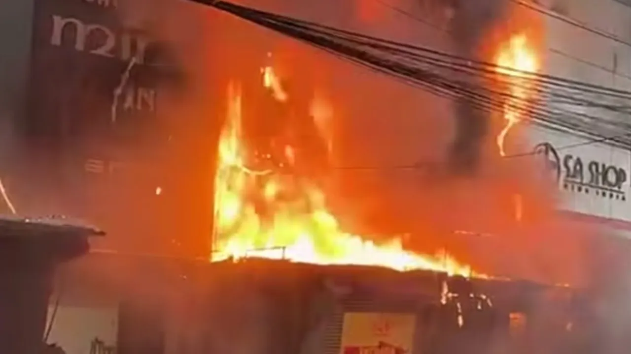 Llamas de gran magnitud consumen la fachada de locales comerciales del microcentro de Ciudad del Este.