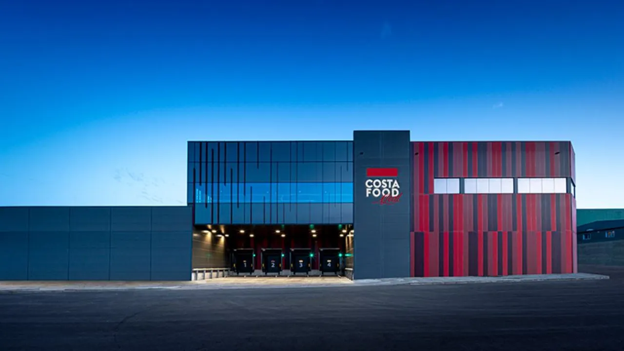 Fachada moderna de la planta frigorífica y logística de Costa Food con muelles de carga bajo un cielo despejado