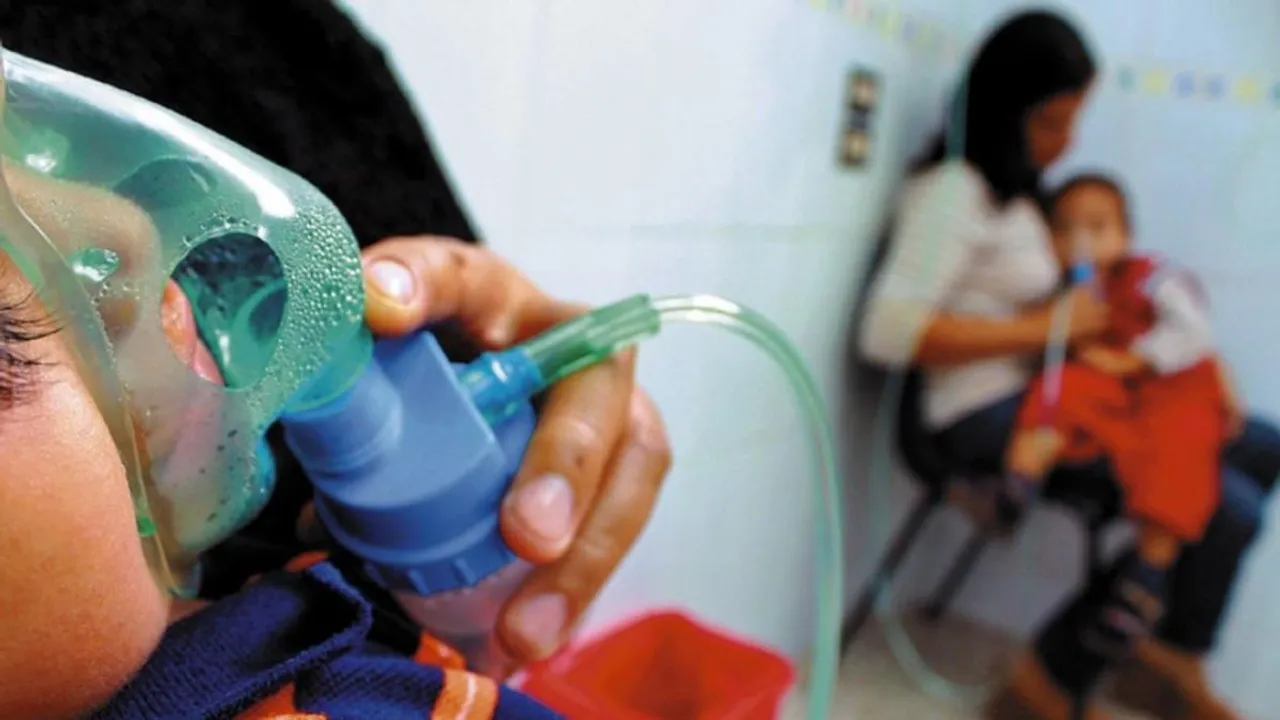 Niño pequeño con mascarilla de nebulización recibe asistencia respiratoria en una sala médica de atención pediátrica.