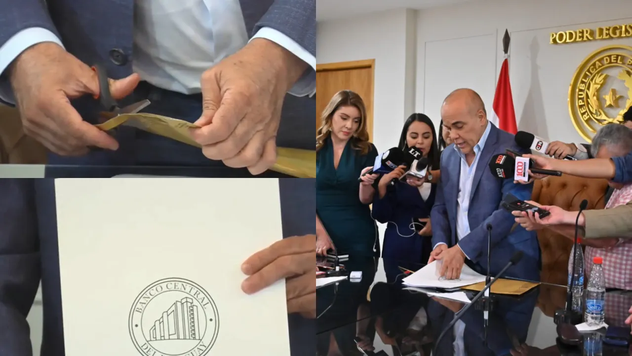 Un legislador corta un sobre con membrete del Banco Central del Paraguay ante micrófonos de la prensa.