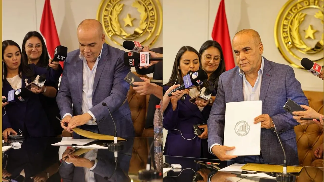 Basilio Núñez sostiene un documento con el escudo del Banco Central del Paraguay rodeado de periodistas y micrófonos.