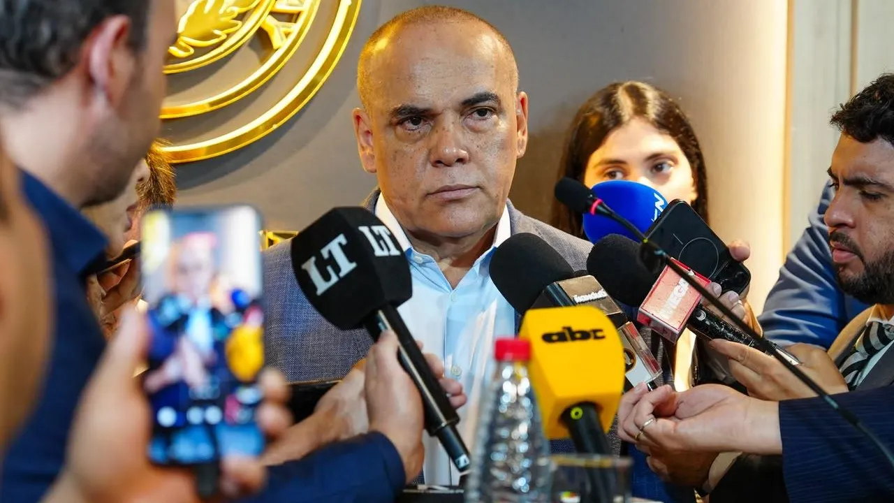 Basilio Núñez habla rodeado de micrófonos y periodistas de distintos medios en una conferencia de prensa.