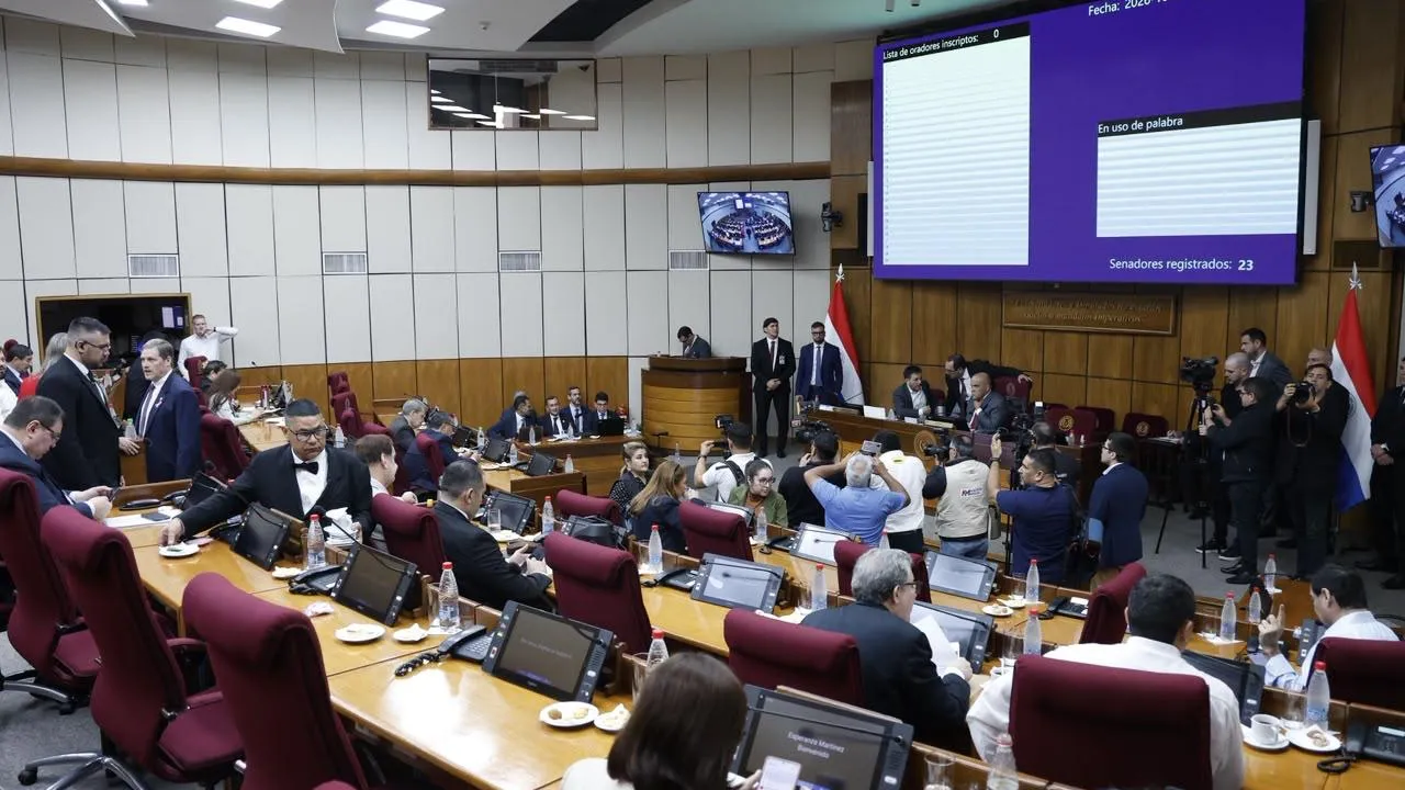 Legisladores sentados en bancadas durante una sesión en la sala de la Cámara de Senadores del Congreso Nacional.