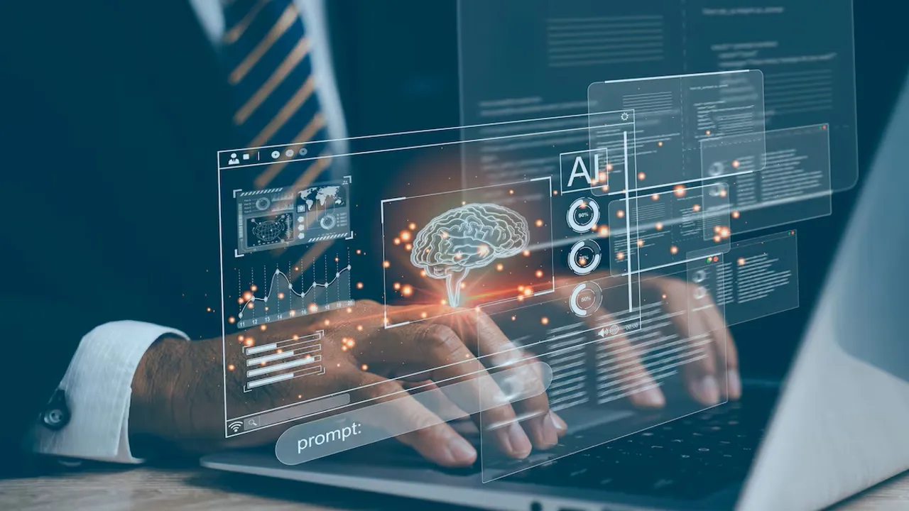 Manos sobre el teclado de una computadora portátil con hologramas digitales de un cerebro e interfaz de inteligencia artificial.