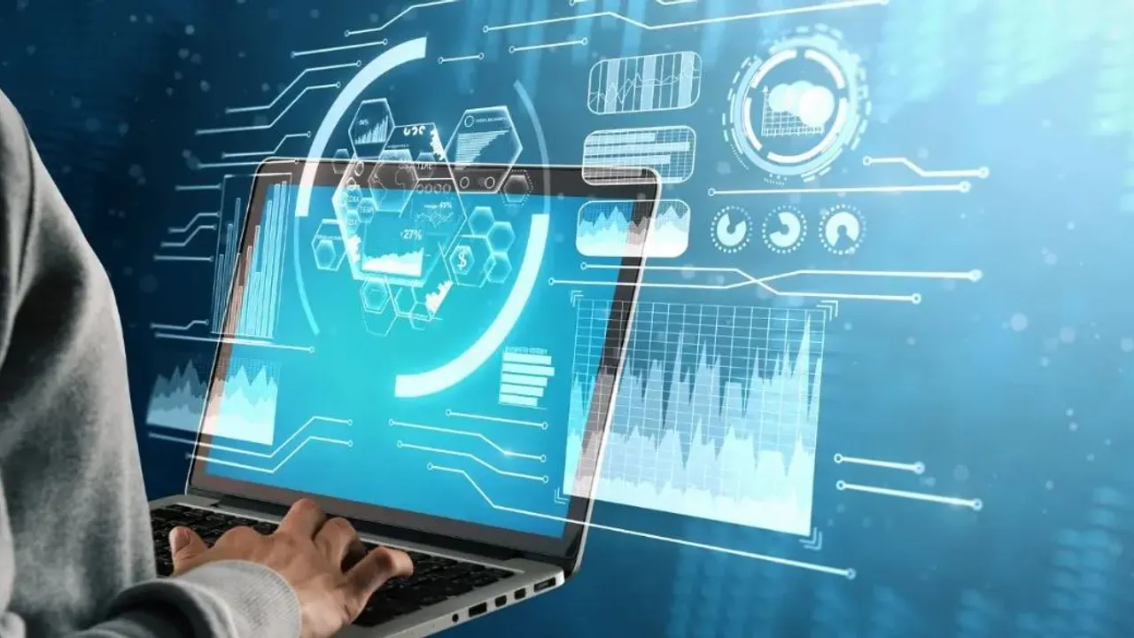 Manos escribiendo en un ordenador portátil rodeado de gráficos y esquemas digitales en pantalla azul.
