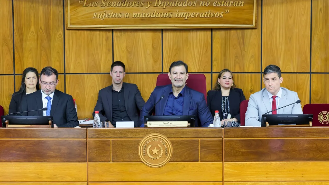 Autoridades del Congreso paraguayo sentadas en la mesa directiva de madera durante una sesión oficial