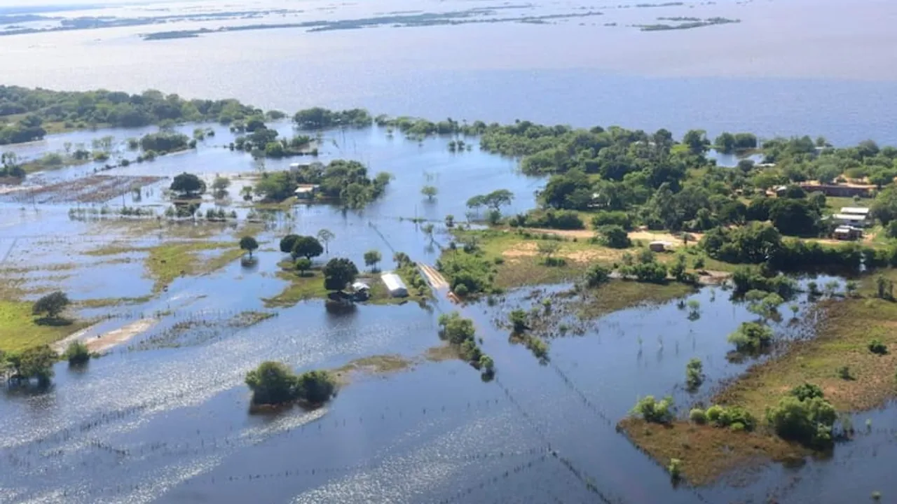 Vista aérea de campos y viviendas anegados por el desborde del río Paraná en Cerrito.