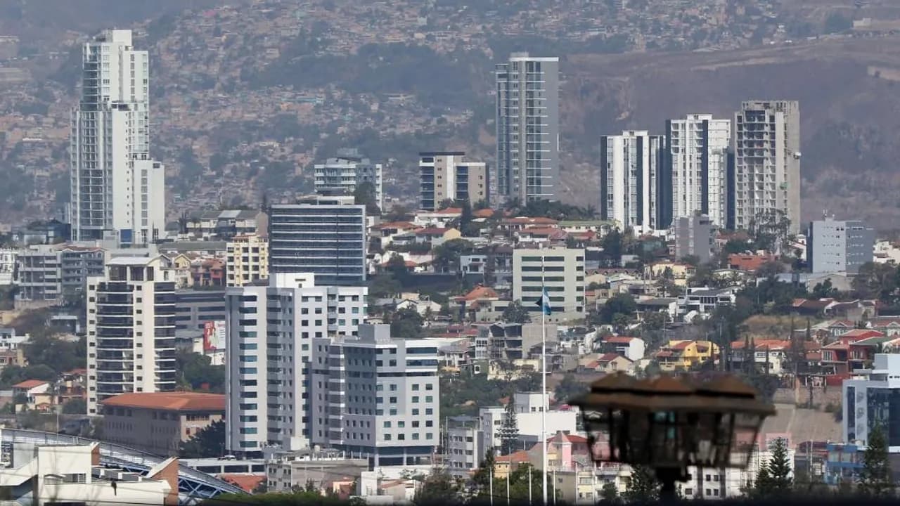 Vista panorámica de la zona urbana con edificios residenciales y corporativos frente a colinas en Tegucigalpa.
