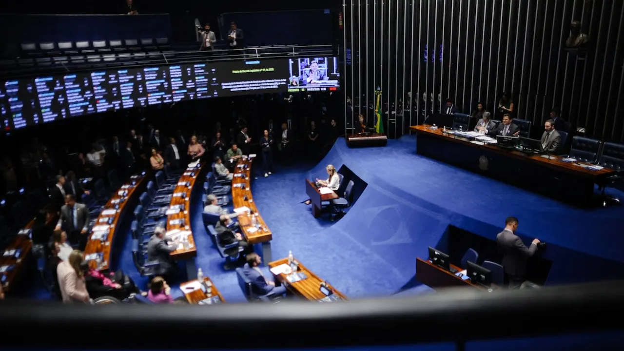 Vista panorámica del plenario del Senado de Brasil durante una sesión con legisladores en sus bancas.