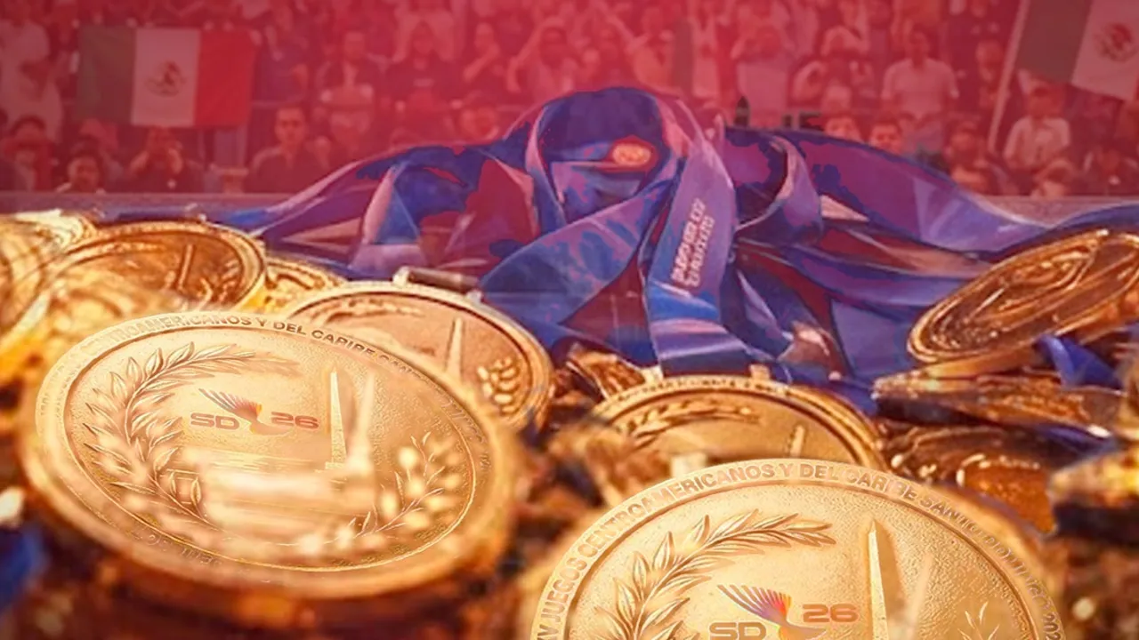 Medallas doradas conmemorativas apiladas sobre fondo con personas y banderas en un acto deportivo.