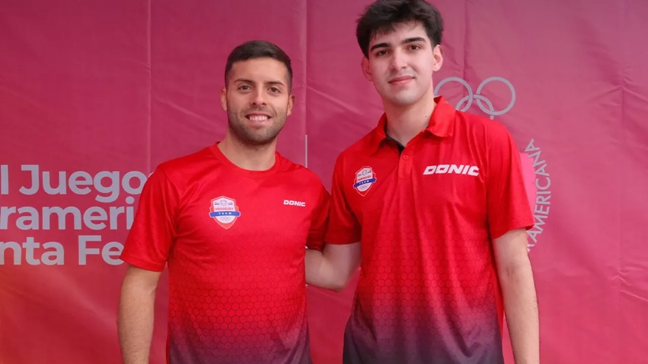Marcelo Aguirre y Santino Pastore con la indumentaria roja de la delegación de Paraguay en Santa Fe.