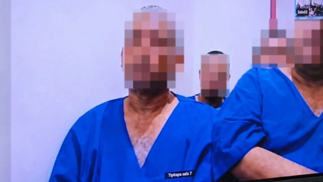 Hombres vestidos con uniformes azules y con los rostros pixelados comparecen ante una audiencia judicial.