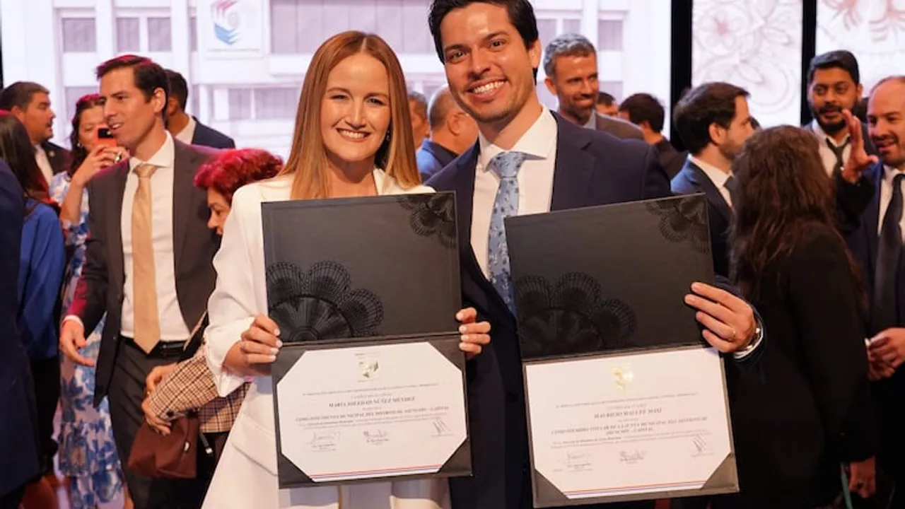 Soledad Núñez y Mauricio Maluf sonríen sosteniendo sus certificados electorales durante un acto institucional.