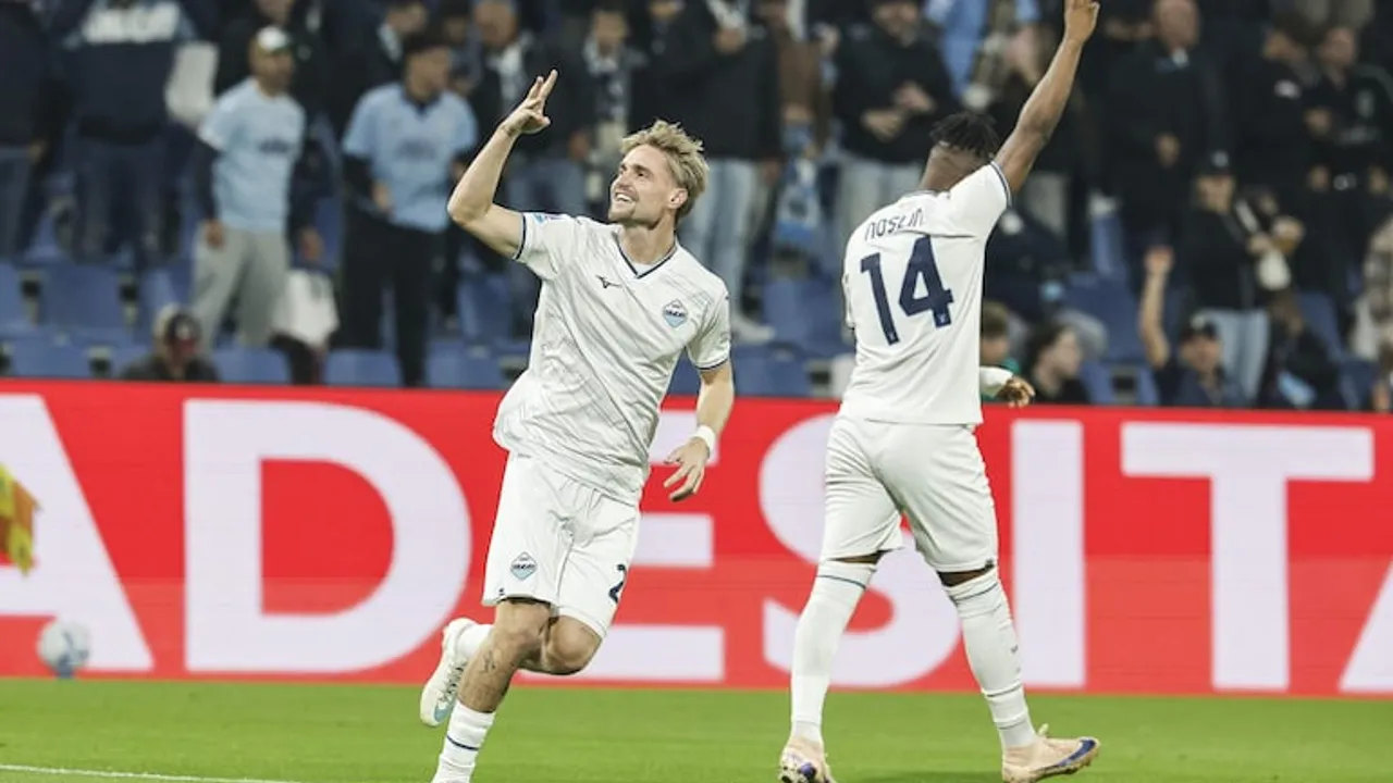 Futbolistas del club Lazio festejan con los brazos en alto tras anotar un gol durante el partido.