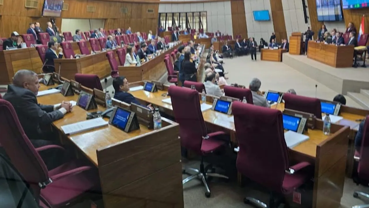 Legisladores sentados en sus bancas durante el debate en la sala de sesiones de la Cámara de Diputados de Paraguay.