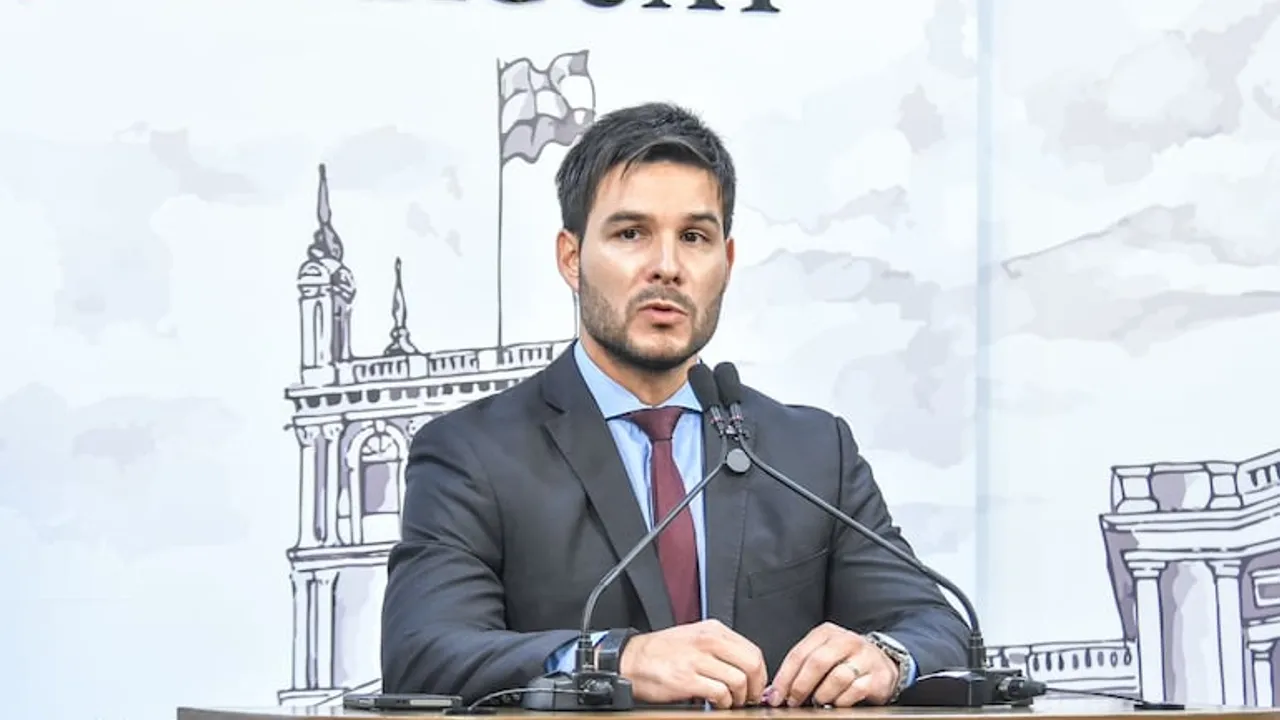 Walter Gutiérrez, ministro de la Niñez, habla frente a un micrófono en una conferencia de prensa en Paraguay.