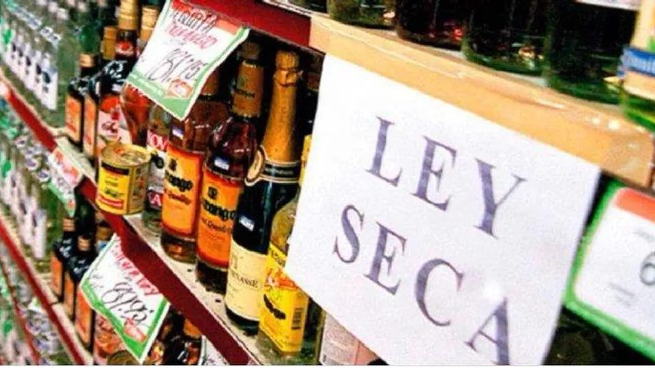 Estantes de un supermercado con botellas de bebidas alcohólicas y un cartel blanco que indica Ley Seca