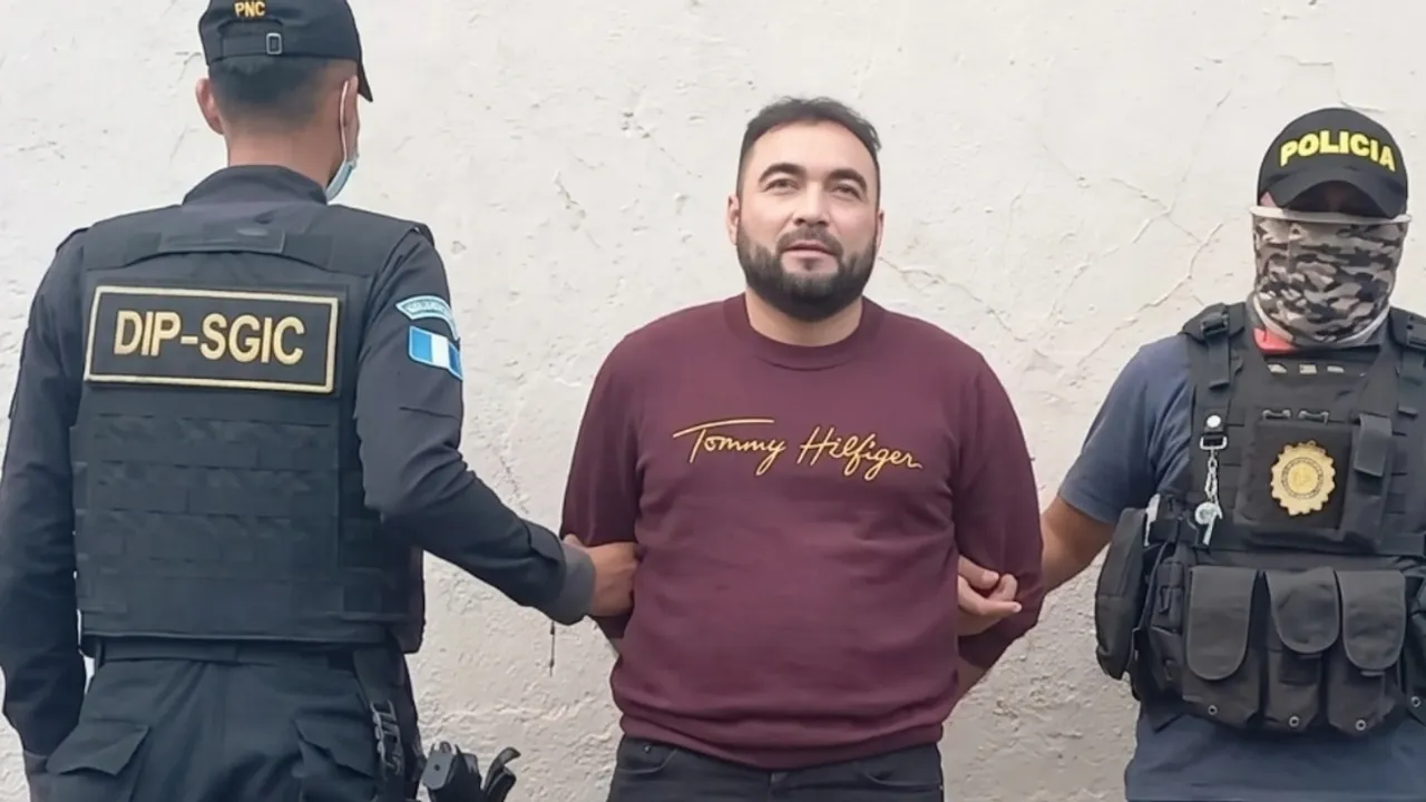 Walter Mauricio Trejo Mejía esposado y escoltado por dos agentes uniformados de la Policía Nacional Civil.