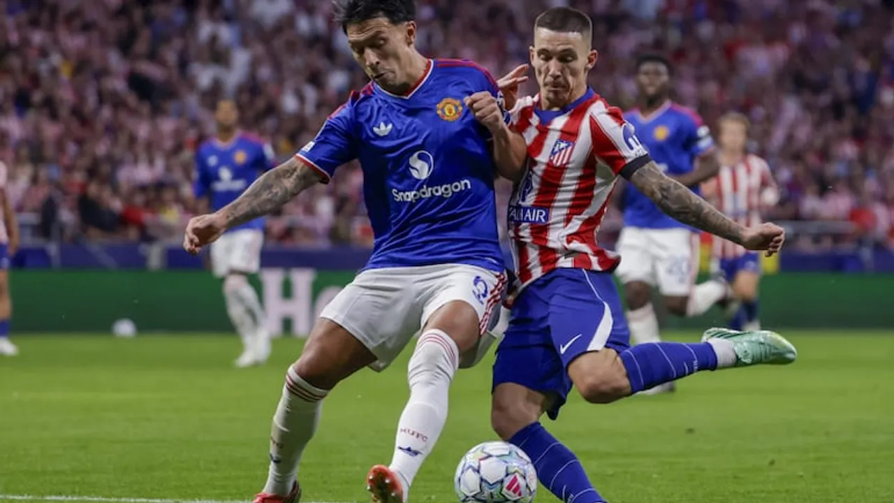 Futbolista con camiseta azul del Manchester United disputando el balón contra un jugador del Atlético de Madrid.