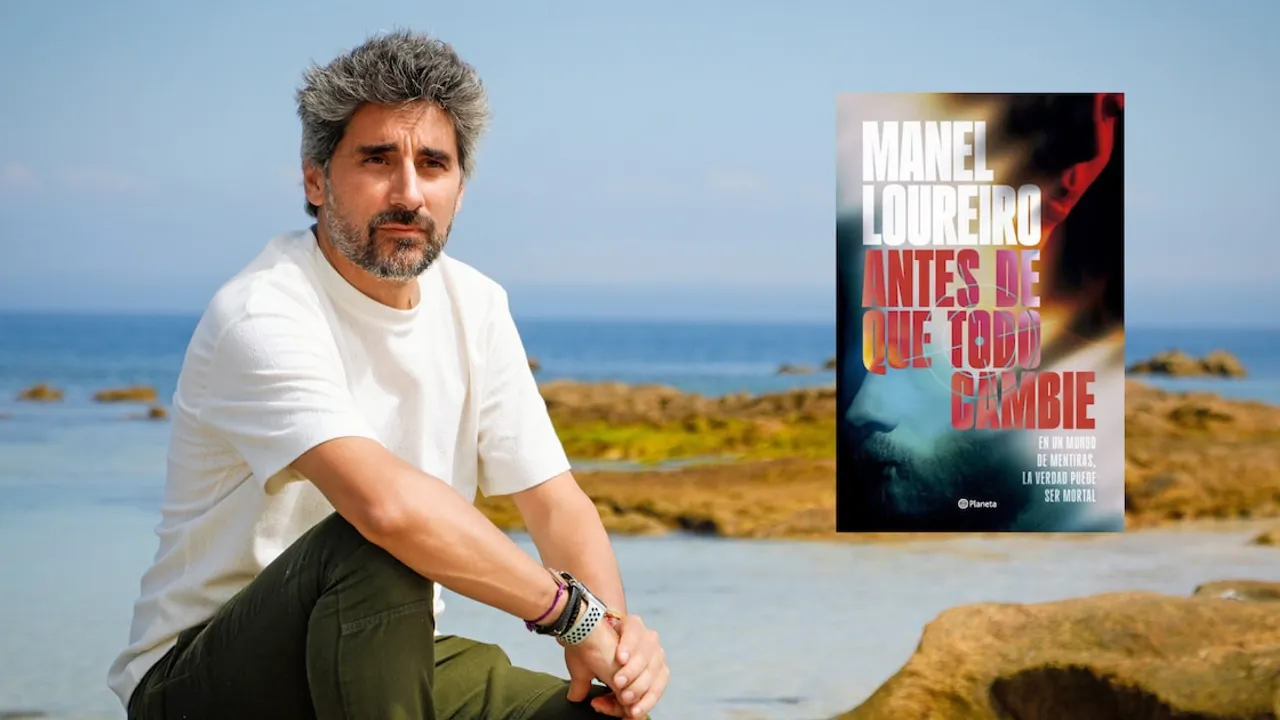 El escritor Manel Loureiro sentado sobre unas rocas junto a la portada de su libro Antes de que todo cambie.