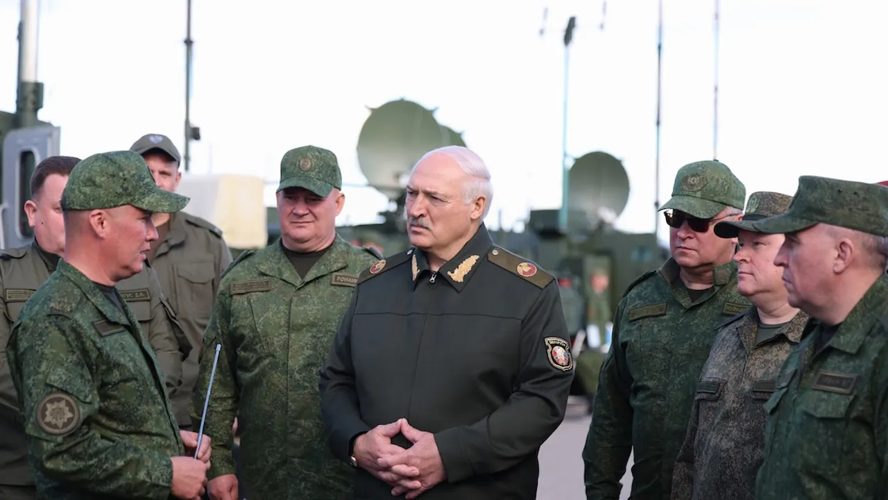 Alexander Lukashenko viste uniforme militar y dialoga con oficiales del ejército frente a vehículos y radares.
