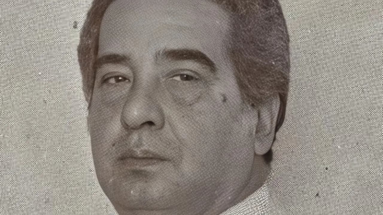 Retrato en primer plano y blanco y negro del escritor Mario Halley Mora con expresión seria y cabello oscuro.