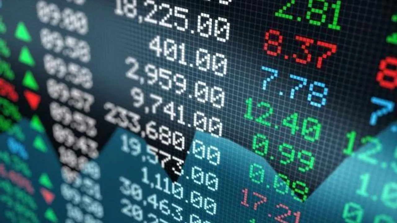 Pantalla electrónica de cotizaciones financieras con números verdes, blancos y rojos en un panel bursátil.