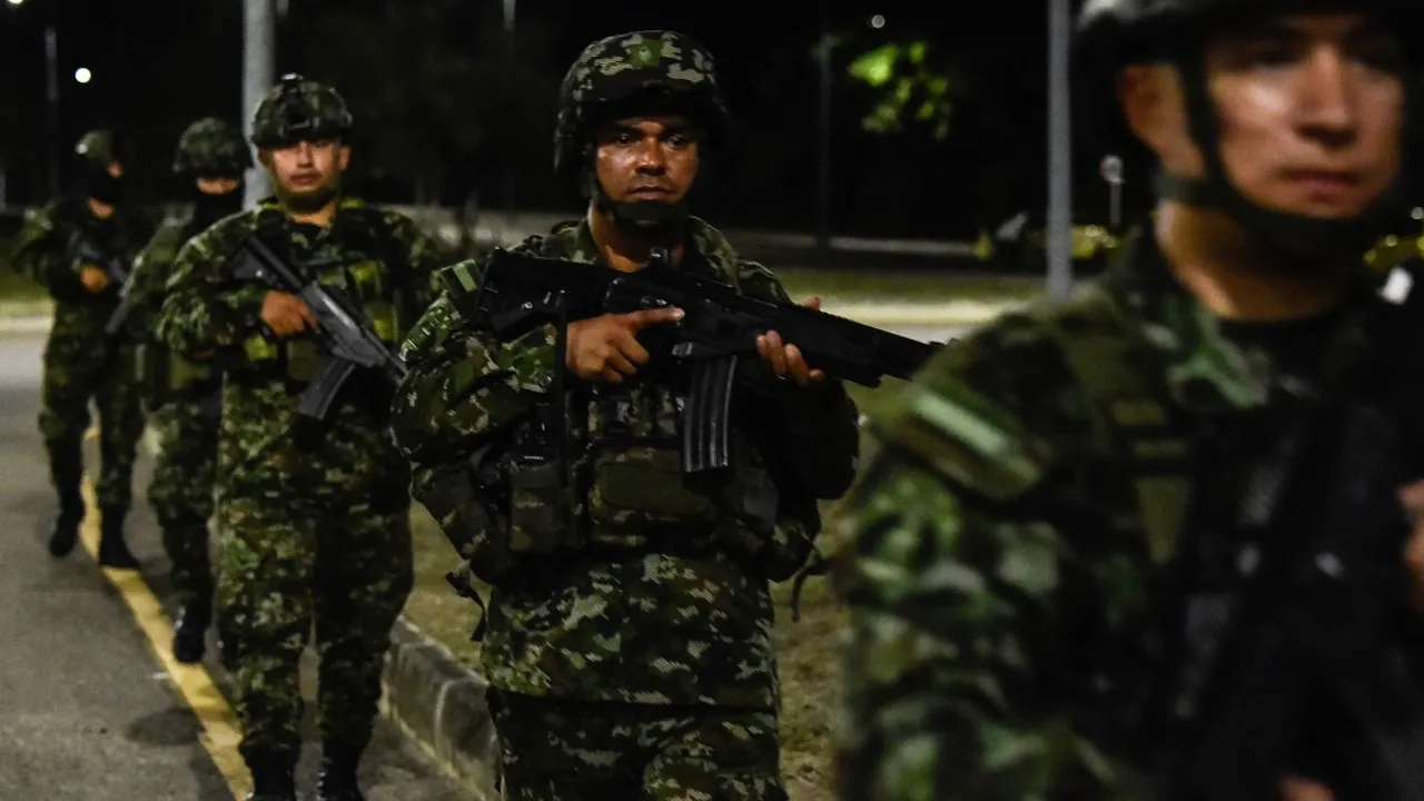 Soldados con uniforme de camuflaje y fusiles realizan un patrullaje nocturno en formación sobre una calle urbana.