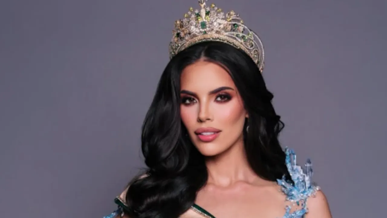 Mujer de cabello oscuro y vestido con detalles celestes portando una tiara dorada con piedras