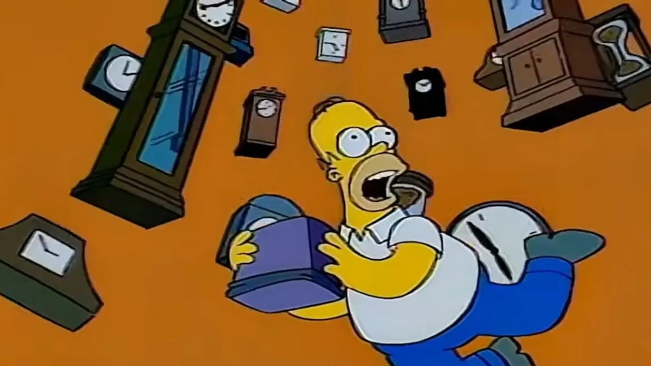 Homero Simpson con expresión de sorpresa cae entre múltiples relojes antiguos flotando en un fondo naranja