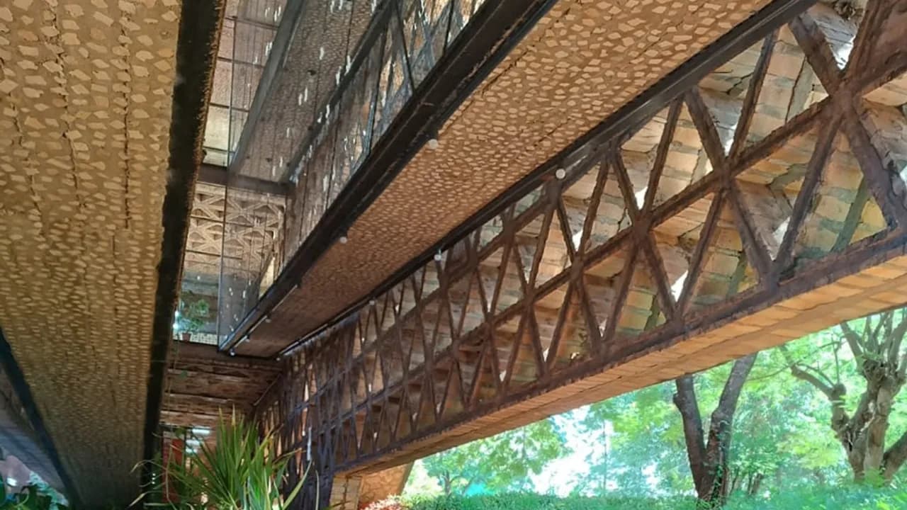 Estructura arquitectónica con vigas cruzadas de ladrillo y pasarelas en el edificio del Instituto Superior de Arte.