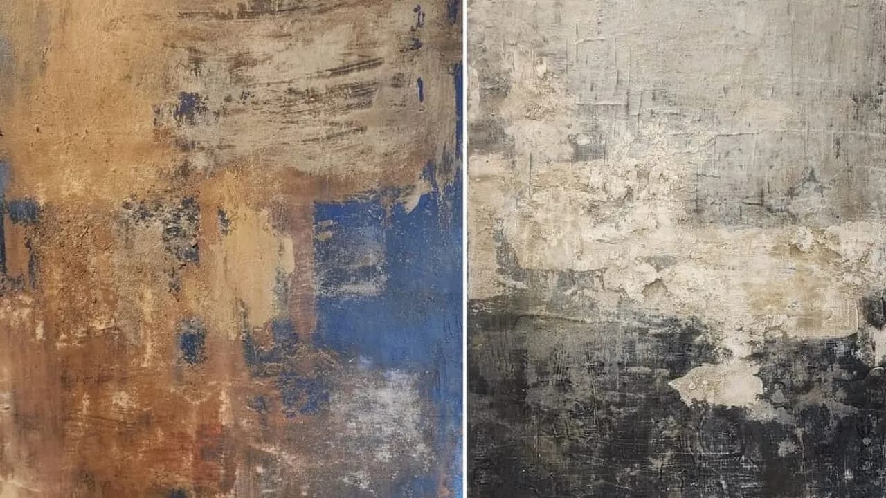 Dos obras abstractas con texturas terrosas, trazos azules, ocres, grises y efecto desgastado en lienzo