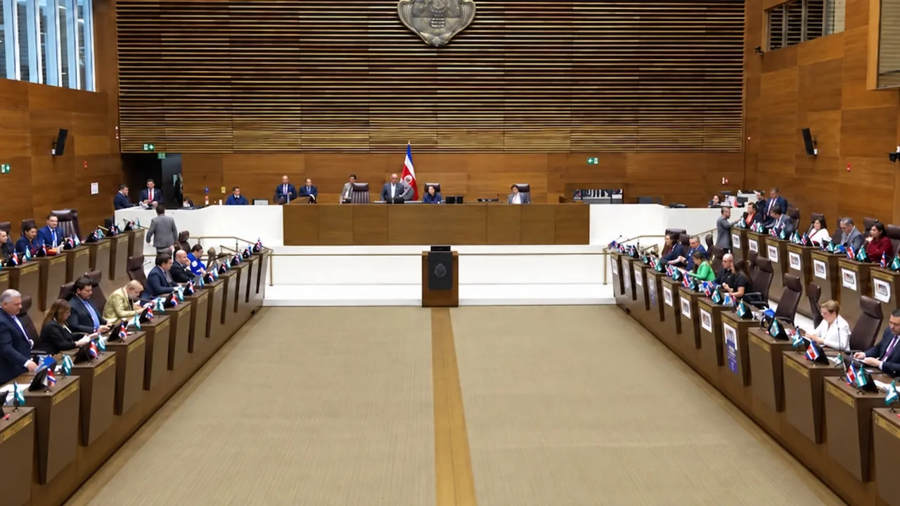 Plenario de la Asamblea Legislativa de Costa Rica con diputados sentados en sus curules durante una sesión.