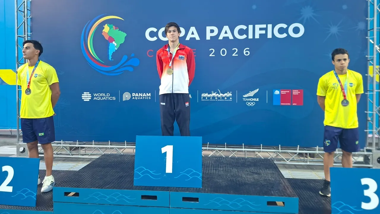 Atleta en el primer lugar del podio con medalla de oro, flanqueado por competidores con plata y bronce.