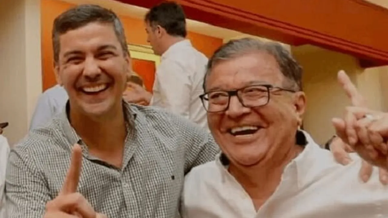 Santiago Peña y Nicanor Duarte Frutos sonríen juntos mientras comparten un distendido momento.