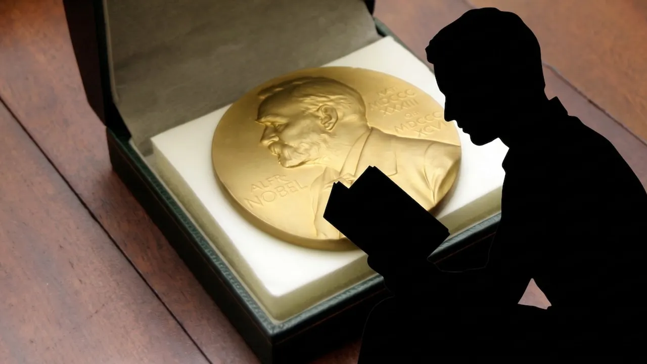 Medalla dorada del Premio Nobel en su estuche junto a la silueta oscura de una persona leyendo un libro.