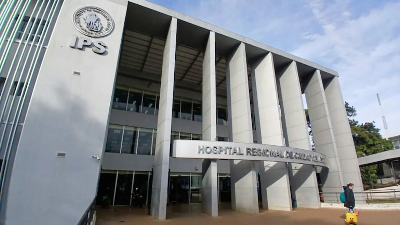 Fachada del Hospital Regional del Instituto de Previsión Social en Ciudad del Este, con columnas de hormigón.
