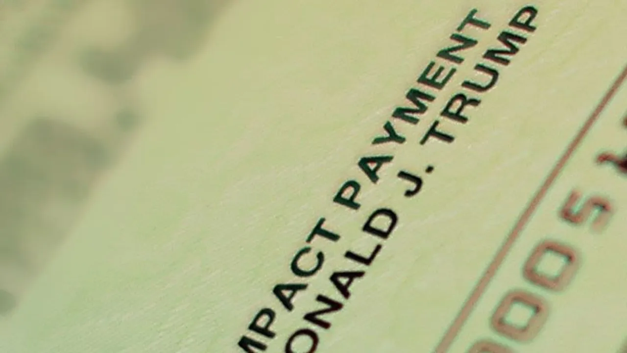 Documento oficial de pago de impacto económico impreso en papel verde con el nombre impreso de Donald J. Trump.