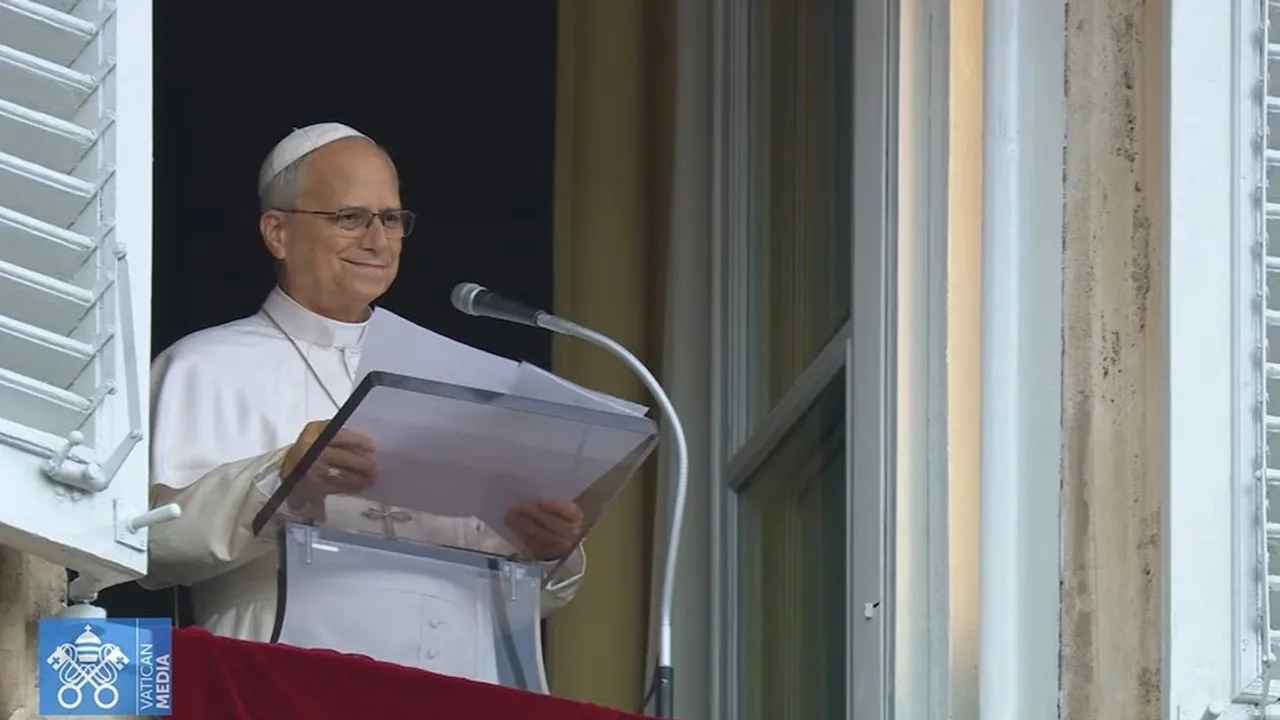 El pontífice de sotana blanca habla frente a un atril y un micrófono desde el balcón del Vaticano.