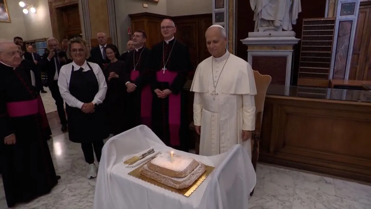 El papa León XIV junto a una torta de cumpleaños rodeado por autoridades eclesiásticas en el Vaticano.