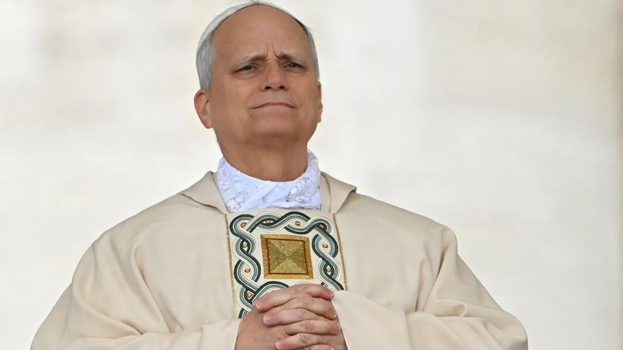 El pontífice viste sotana beige con detalles bordados en el pecho y junta las manos durante un acto religioso.