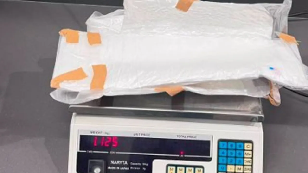 Paquetes planos con droga sellados con cinta adhesiva sobre una balanza digital que marca un kilo con 125 gramos.
