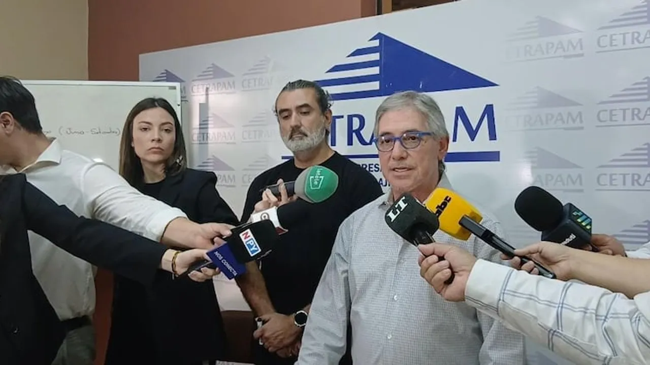 Representantes de gremios del transporte dan una conferencia de prensa frente a micrófonos de varios medios.