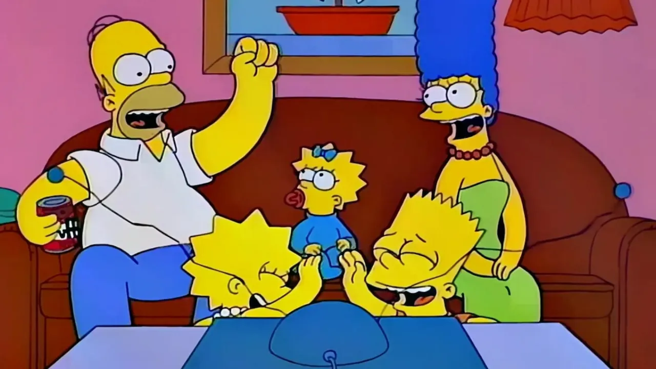 Homer, Marge, Lisa, Bart y Maggie Simpson festejan sentados en el sillón frente al televisor familiar.